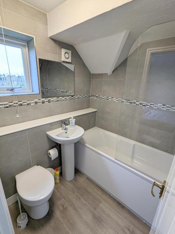 Large Apartment With Parking กิลด์ฟอร์ด ภายนอก รูปภาพ
