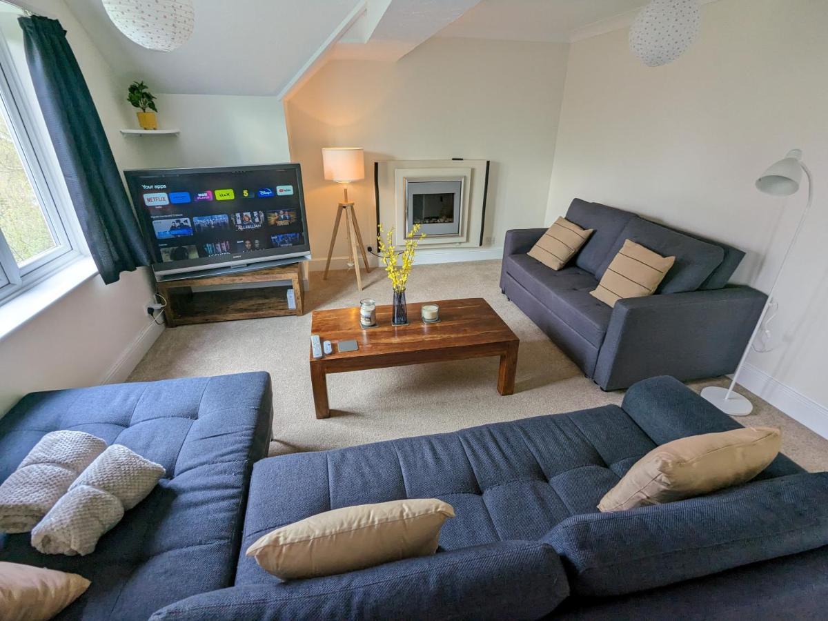 Large Apartment With Parking กิลด์ฟอร์ด ภายนอก รูปภาพ
