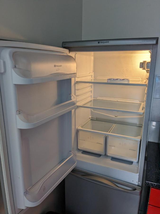 Large Apartment With Parking กิลด์ฟอร์ด ภายนอก รูปภาพ