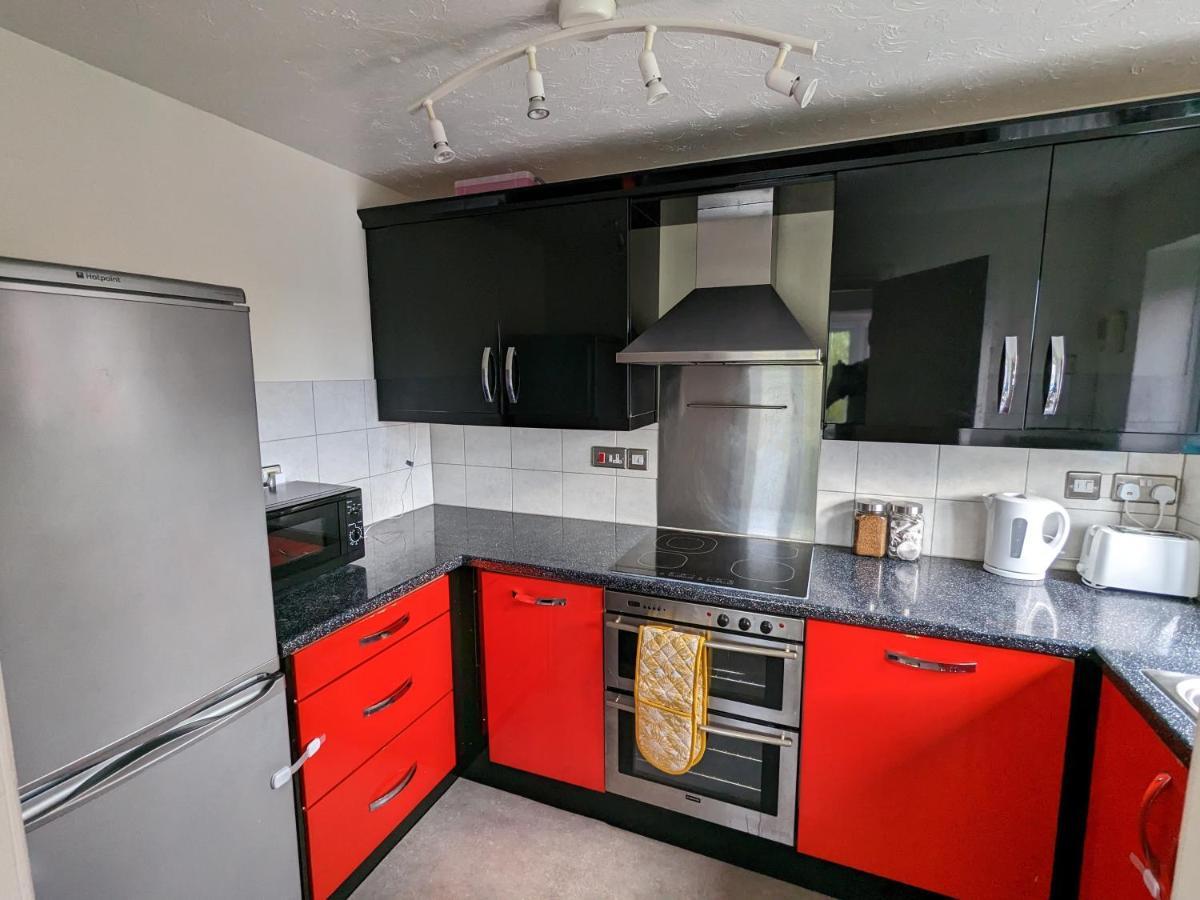 Large Apartment With Parking กิลด์ฟอร์ด ภายนอก รูปภาพ