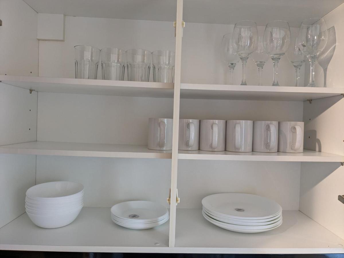 Large Apartment With Parking กิลด์ฟอร์ด ภายนอก รูปภาพ