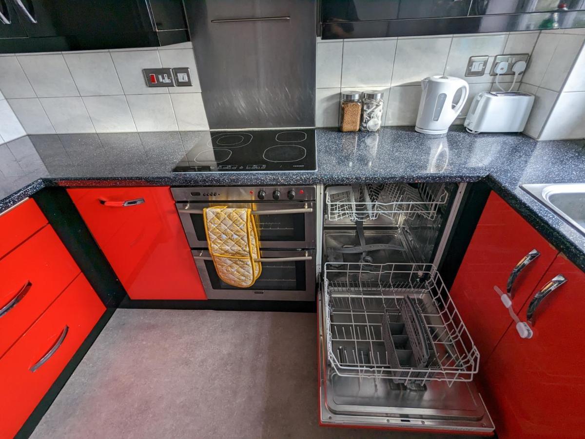 Large Apartment With Parking กิลด์ฟอร์ด ภายนอก รูปภาพ